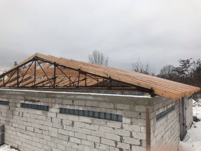 Гараж с двухскатной крышей