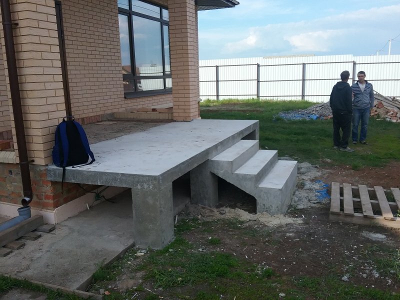 Крыльцо из бетонных плит