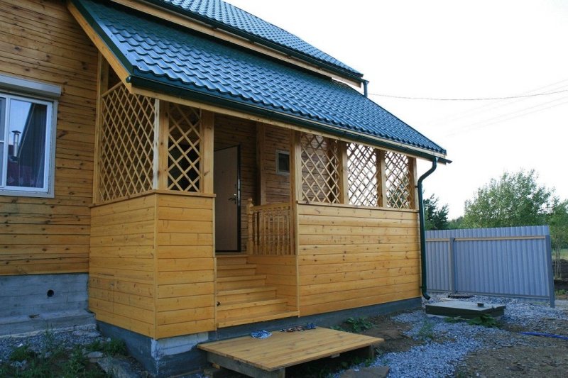 Деревянная лестница на крыльцо
