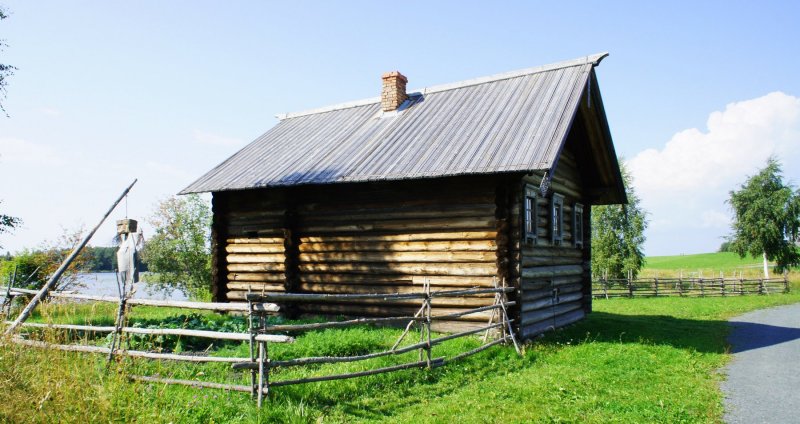 Деревенский дом четырехстенок