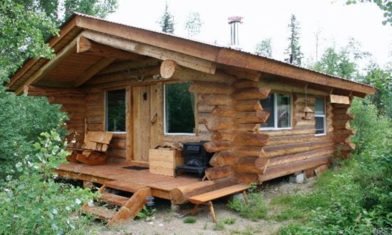 Маленький домик из бревна