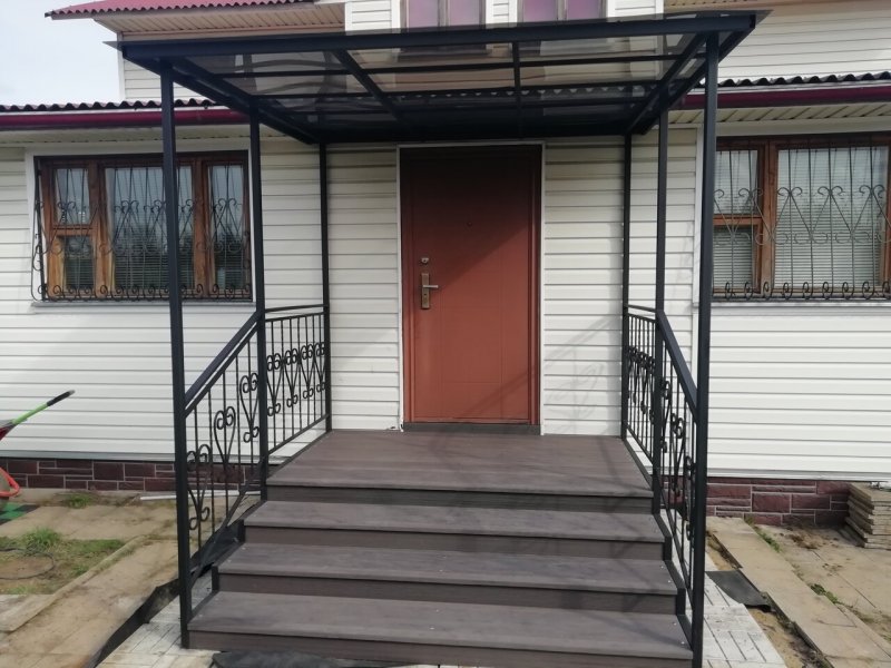 Металлические ступеньки для крыльца
