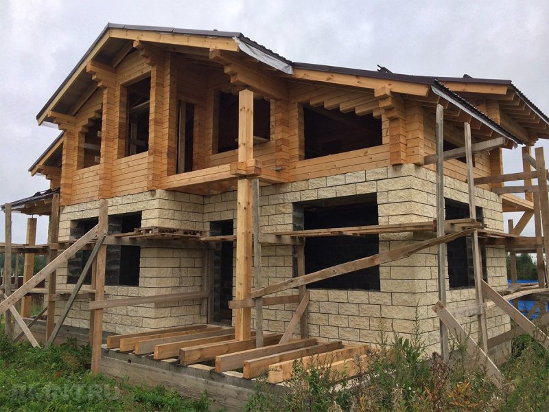 Комбинированный дом камень дерево