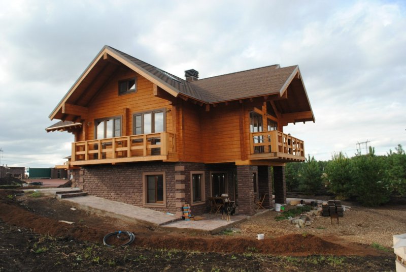 Комбинированный дом из камня и бревна