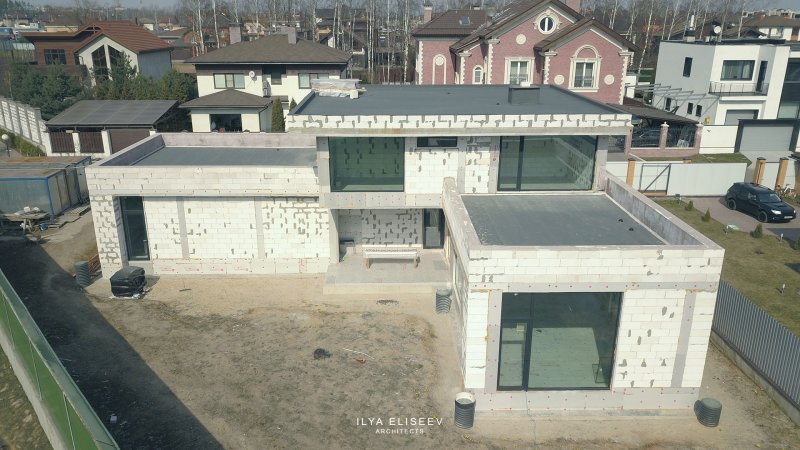 Монолитный бетонный дом с плоской крышей