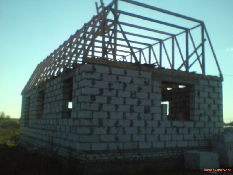 Дом из блоков с ломаной крышей