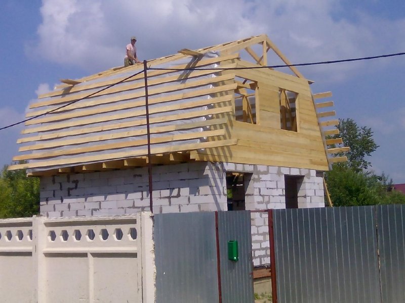 Дом из шлакоблока с мансардой