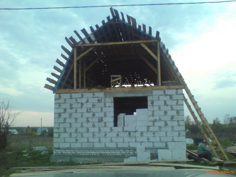 Дом из газобетона с ломаной крышей