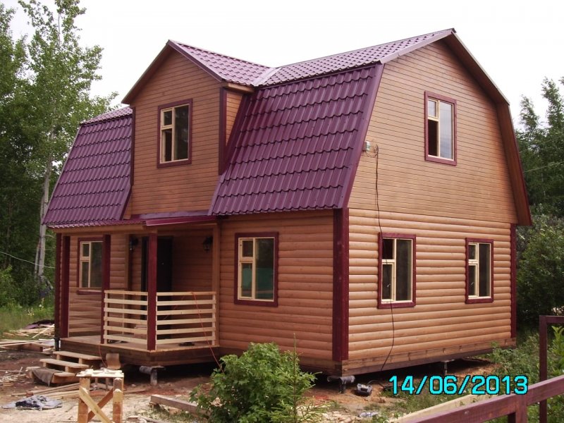 Дом с ломаной зеленой крышей