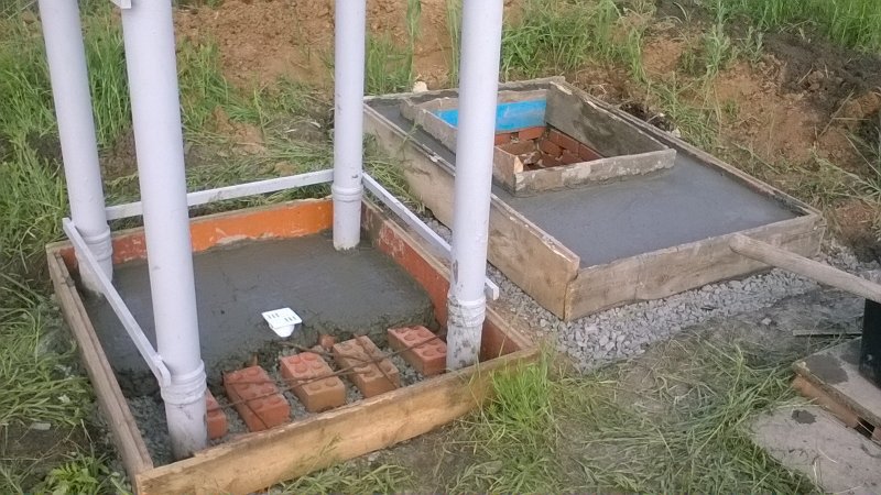 Дачный туалет с металлической бочкой