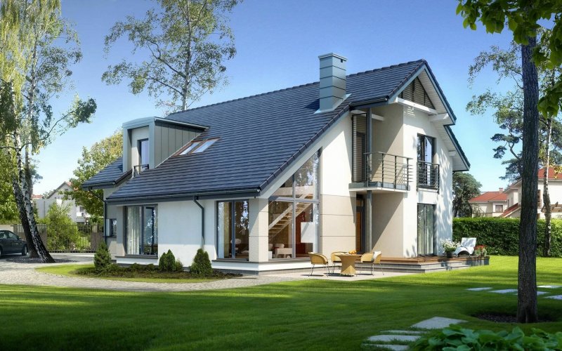 Красивый дом с двускатной крышей