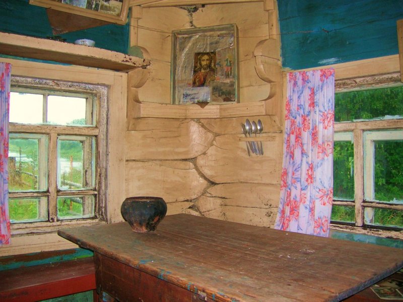Красный угол в деревенской избе