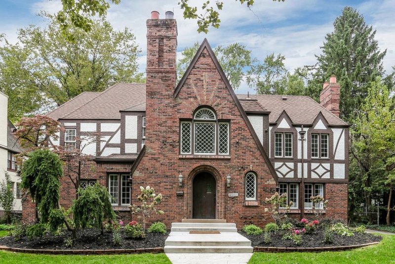 Стиль Тюдор (Tudor Revival Cottage)