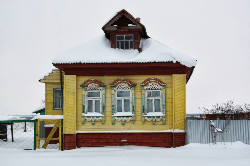 Покрашенный деревенский дом пятистенок