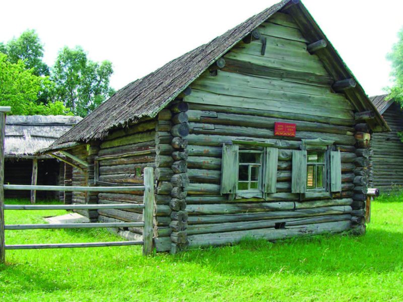 Изба с печью и полатями