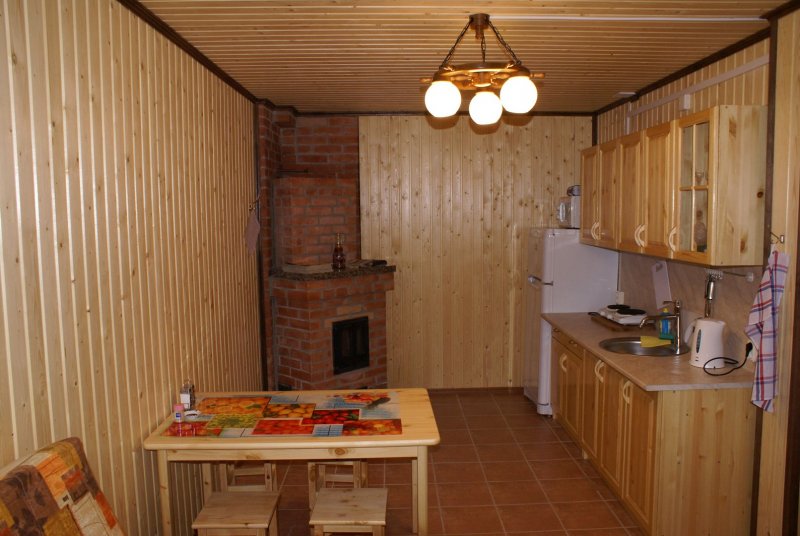 Кухня в садовом домике с печкой
