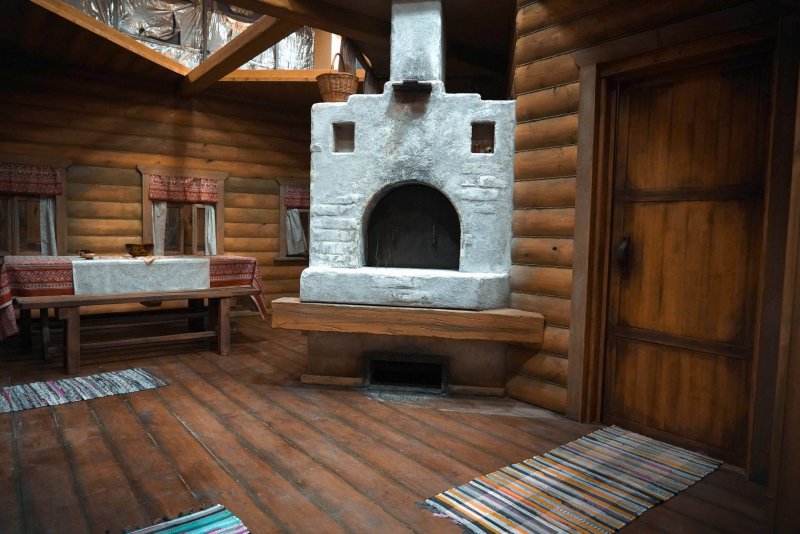 Интерьер русской избы с печью