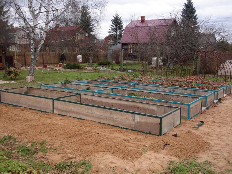 Высокие грядки из плоского шифера