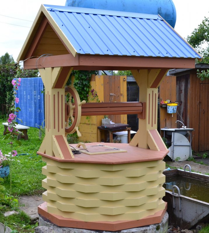 Деревянный домик для колодца