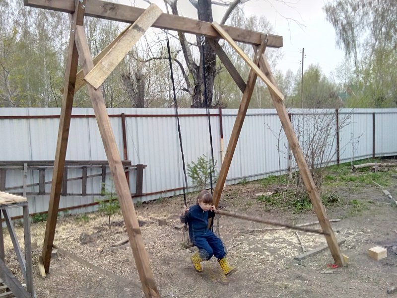 Качели на деревянных Столбах