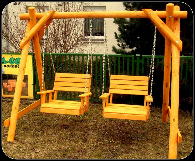 Детские качели из дерева
