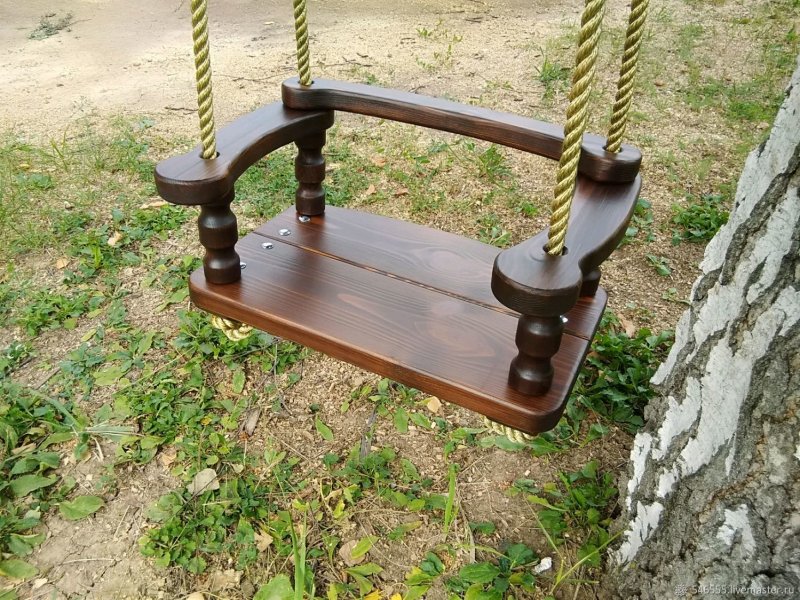 Детские качели из дерева