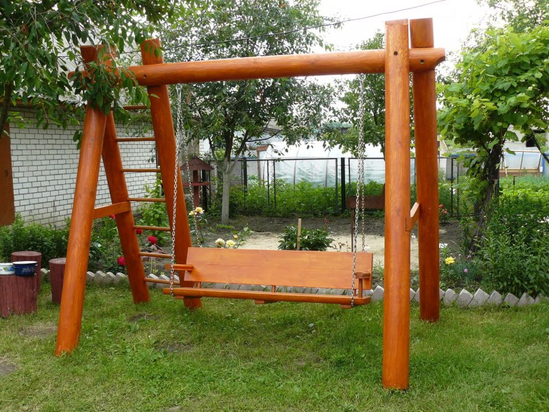 Детская качель из дерева