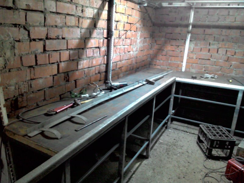 Угловой верстак в гараже