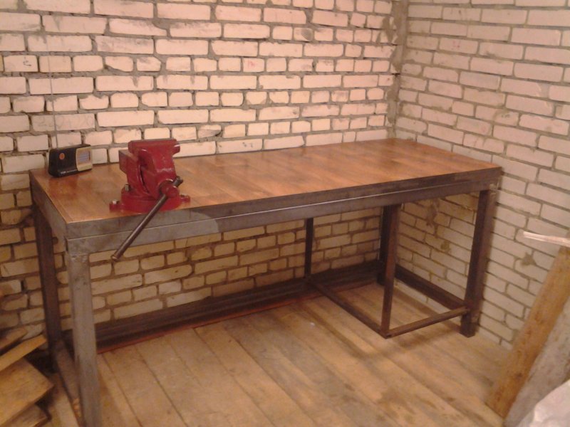 Стол с тисками в гараж