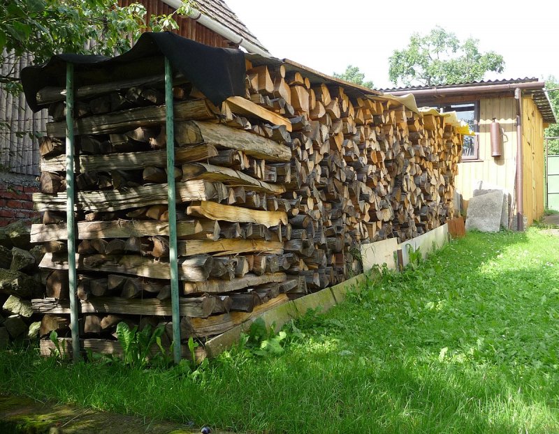Сложить дрова на даче