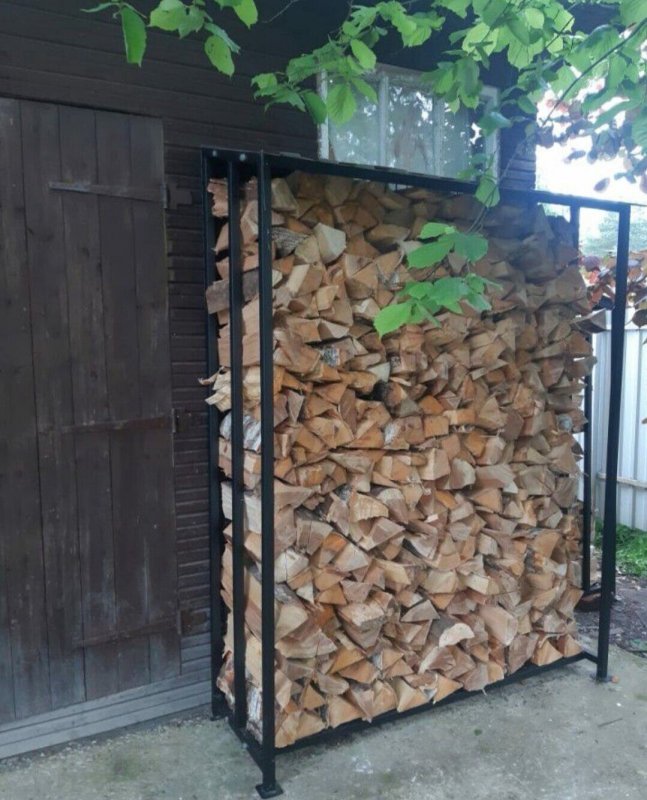 Дровяник в деревне