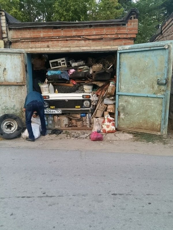 Гараж завален хламом