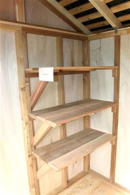 Деревянные полки в сарае
