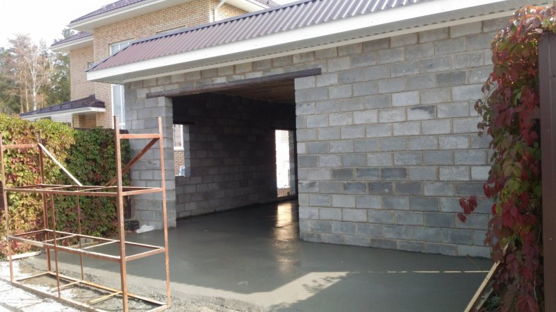 Гараж из шлакоблока с односкатной крышей