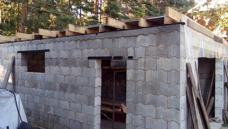 Сарай из пеноблоков с односкатной крышей