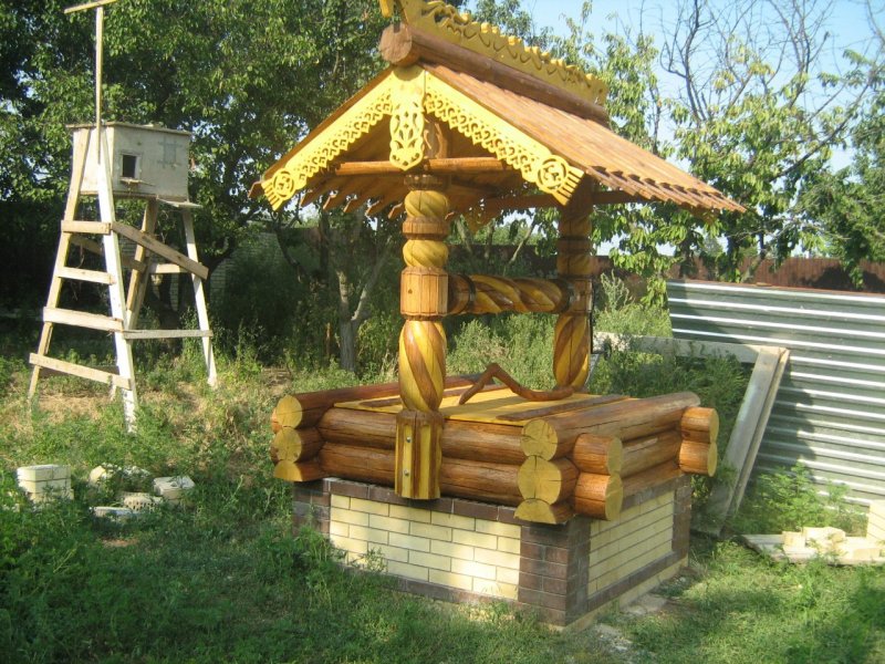 Красивый колодец на даче