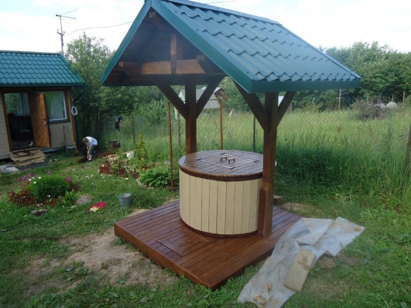 Красивый колодец на даче