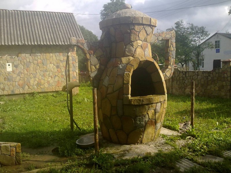 Домик для скважины из камня