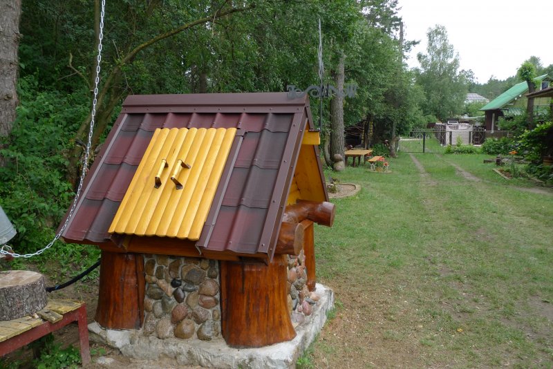 Красивый колодец на даче