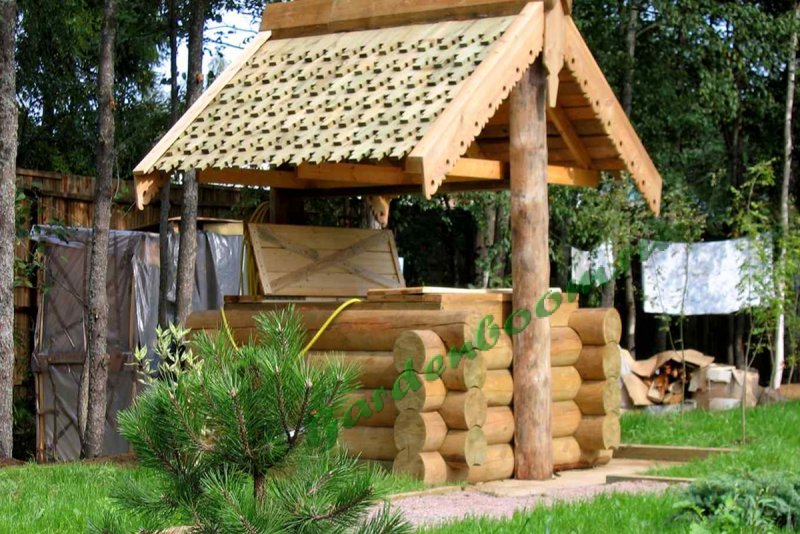 Красивые деревянные колодцы