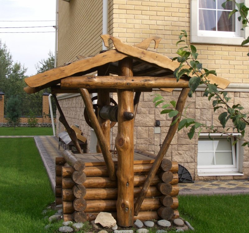 Колодец из бревен декоративный