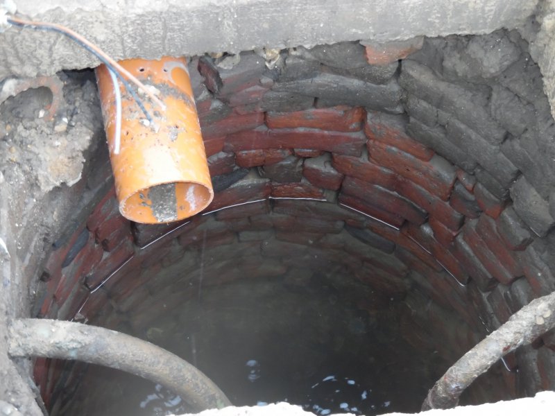 Круглый колодец из кирпича для водопровода