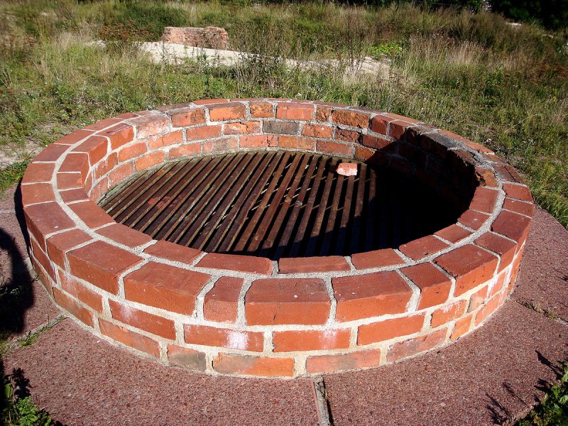 Кирпичный колодец