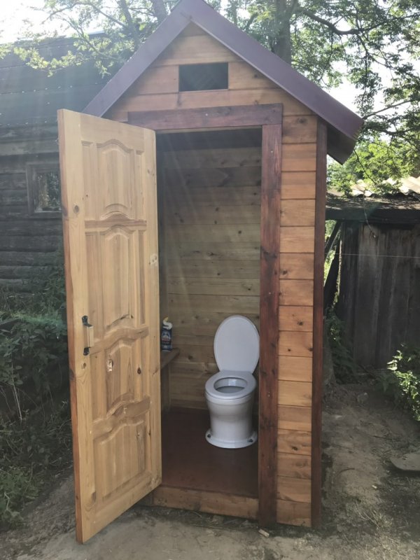 Садовый туалет деревянный