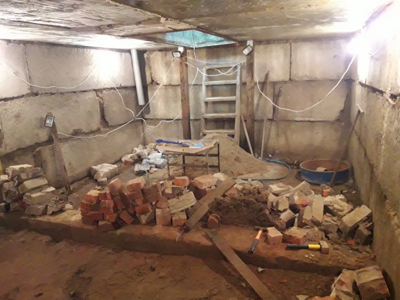 Лестница в погреб в гараже