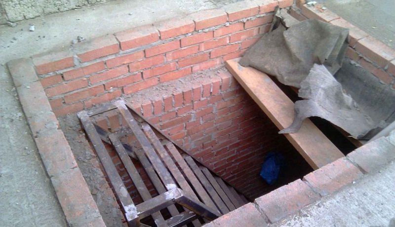 Стеллажи в подвале гаража