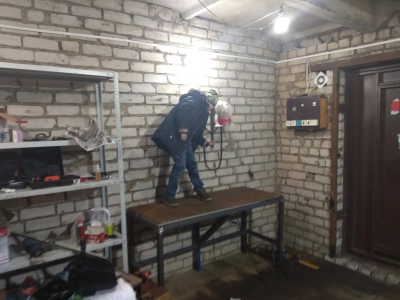Угловой верстак в гараж из профиля