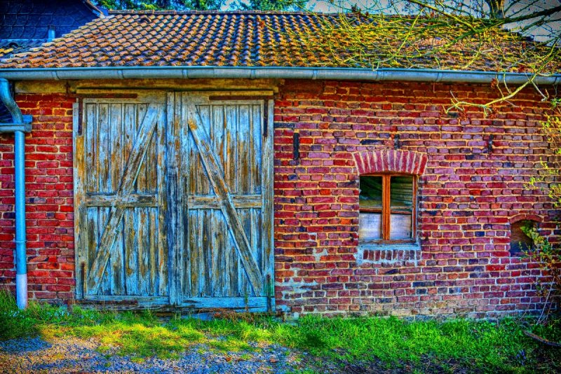 Старый кирпичный сарай