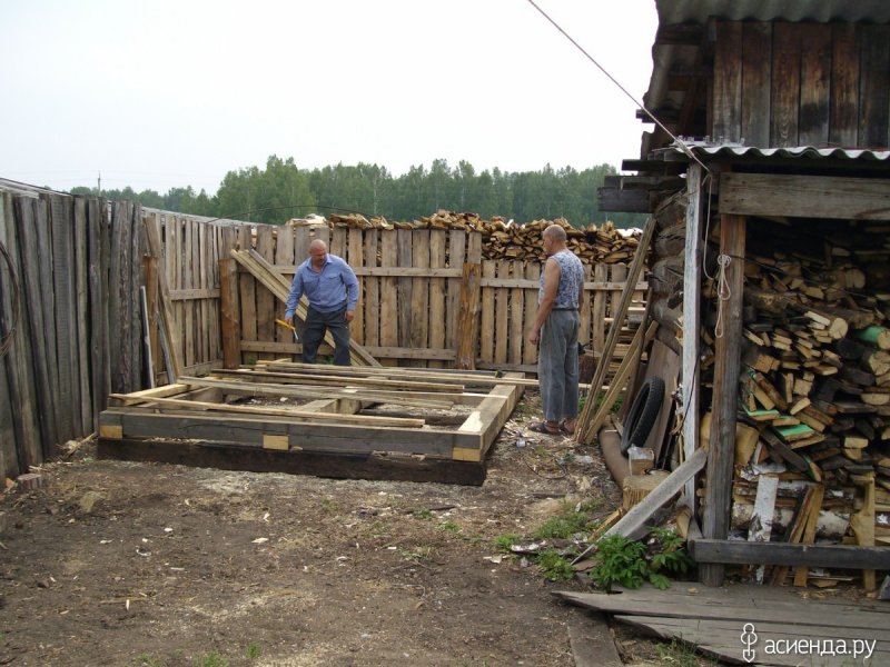 Маленький сарай из шпал