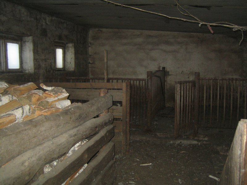Коровник из шпал